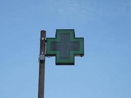 groen kruis apotheek teken foto
