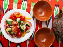 tomaat, komkommer, zoet peper en ui salade, gekruid met olie. Aziatisch stijl foto