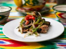 warm salade van groen en rood pepers, vlees, aubergine, uien en tomaten Aziatisch stijl foto