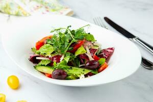 salade van groenen, sla bladeren, komkommers, roze uien, kant visie foto