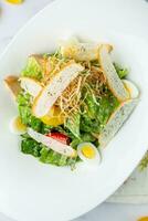 salade met kwartel eieren, kers tomaten, sla en paneermeel, top visie foto
