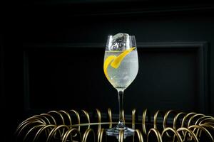 kant visie van transparant koolzuurhoudend cocktail met citroen en ijs foto