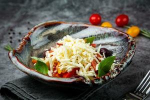 salade met tomaten, basilicum, zoet paprika's en kaas, kant visie foto