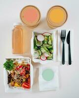 voedsel in containers. gepast voeding, dagelijks eetpatroon, gewicht verlies. soep, drankje, salade, steak. top visie foto