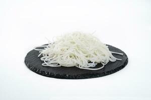 verbazingwekkend en heerlijk rijst- noedels Aan een zwart bord. garneren. visie van bovenstaande. Chinese keuken, hotpot ingrediënt foto