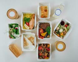 voedsel in containers. gepast voeding, dagelijks eetpatroon, gewicht verlies. soep, drankje, salade, steak. top visie foto