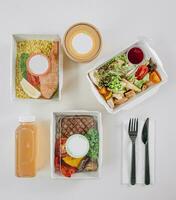 voedsel in containers. gepast voeding, dagelijks eetpatroon, gewicht verlies. soep, drankje, salade, steak. top visie foto