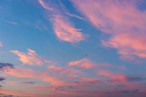 echte majestueuze zonsopgang zonsondergang hemelachtergrond met zachte wolken foto