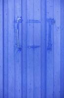 blauwe metalen muur