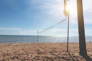 strand met volleybalnet. zeegezicht en oceaanconcept foto
