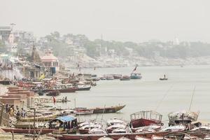 Varanasi, India. stad met brandend ritueel op de heilige rivier de Ganges. foto