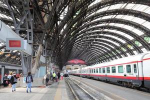 hogesnelheidstreinen op het centraal station van Milaan foto