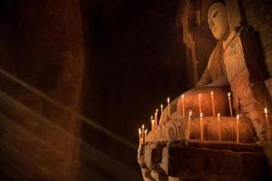 Birmese boeddhistische in bagan met kaarslicht foto