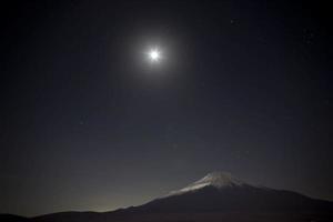 nachtzicht op de berg Fuji vanaf het Yamanaka-meer Japan foto