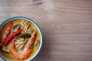 Thais eten varkensvlees groene curry op houten vloer foto