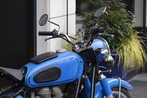 close-up shot van een koele blauwe motorfiets die buiten geparkeerd staat foto