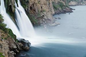 duden-watervallen vallen in de Middellandse Zee bij antalya, turkije foto
