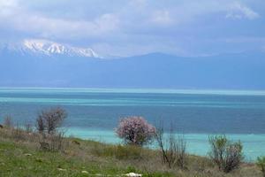 meer egirdir bij isparta turkije in de lente met besneeuwde bergen foto