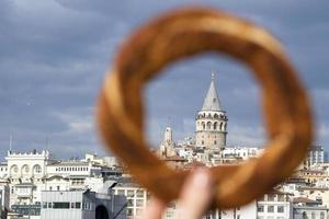 traditionele Turkse bagel simit en de galata-toren foto