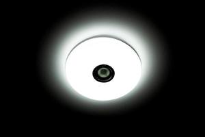 wit licht led-plafondlamp met ingebouwde draadloze luidsprekers foto