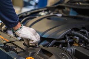 close-up hand van automonteur onderzoeken auto motorstoring probleem