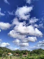 blauwe lucht met mooie wolken foto