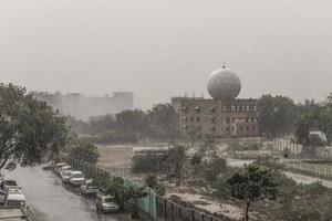 moessonregen in new delhi, india foto