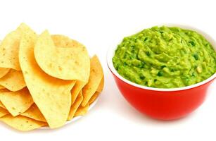 guacamole saus en chips geïsoleerd Aan wit achtergrond foto