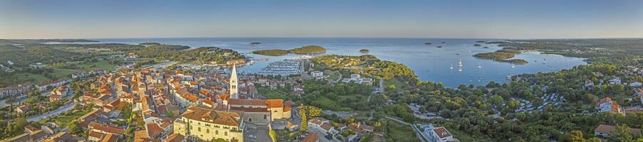 panoramisch dar afbeelding van de Kroatisch haven stad- van vrsar Aan de limski fjord van de kerk klok toren foto