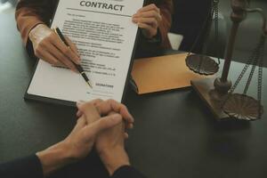 zaken en advocaten bespreken contractpapieren met koperen schaal op bureau in kantoor. wet, juridische diensten, advies, rechtvaardigheid en wet concept foto met film grain effect