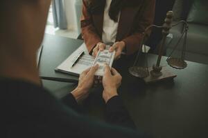 zaken en advocaten bespreken contractpapieren met koperen schaal op bureau in kantoor. wet, juridische diensten, advies, rechtvaardigheid en wet concept foto met film grain effect