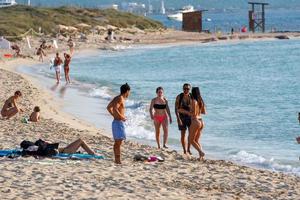 toeristen op het illetes-strand formentera foto
