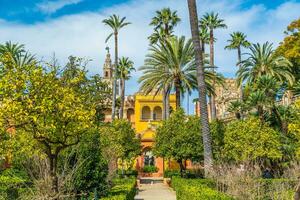 buitenkant en tuin van echt alcazar bestemming in Sevilla foto