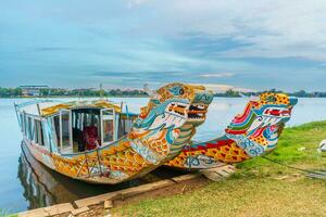 traditioneel draak boot in tint Vietnam foto