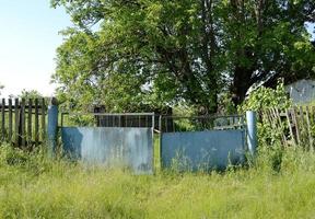 oude poort van een verlaten huis foto