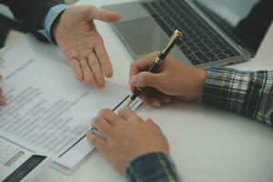 echt landgoed middel en klant ondertekening contract naar kopen huis, verzekering of lening echt landgoed.huur een huis, krijg verzekering of lening echt landgoed of eigendom. foto