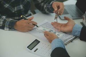 echt landgoed middel en klant ondertekening contract naar kopen huis, verzekering of lening echt landgoed.huur een huis, krijg verzekering of lening echt landgoed of eigendom. foto