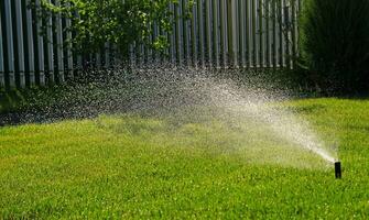automatisch tuin irrigatie systeem gieter gazon met verstelbaar hoofd. automatisch uitrusting voor irrigatie en onderhoud van gazons, tuinieren. foto