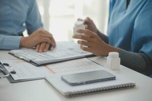 dokters, verpleegster of laptop in nacht teamwerk, medisch Onderzoek of chirurgie planning in welzijn ziekenhuis. praten, denken of gezondheidszorg Dames Aan technologie voor samenwerking helpen of leven verzekering app foto