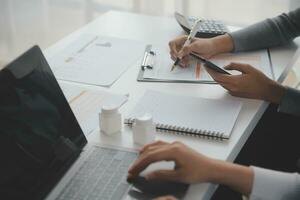 dokters, verpleegster of laptop in nacht teamwerk, medisch Onderzoek of chirurgie planning in welzijn ziekenhuis. praten, denken of gezondheidszorg Dames Aan technologie voor samenwerking helpen of leven verzekering app foto