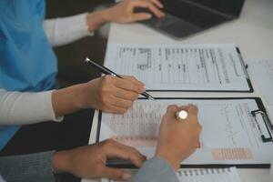 dokters, verpleegster of laptop in nacht teamwerk, medisch Onderzoek of chirurgie planning in welzijn ziekenhuis. praten, denken of gezondheidszorg Dames Aan technologie voor samenwerking helpen of leven verzekering app foto