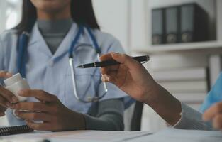 dokters, verpleegster of laptop in nacht teamwerk, medisch Onderzoek of chirurgie planning in welzijn ziekenhuis. praten, denken of gezondheidszorg Dames Aan technologie voor samenwerking helpen of leven verzekering app foto