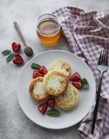 kwarkpannenkoekjes, ricottabeignets op keramische plaat foto