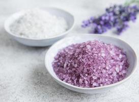 natuurlijk kruid zeezout met lavendelbloemen