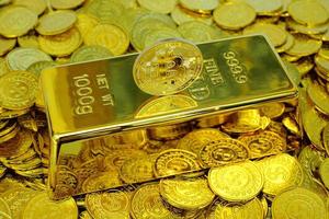 bitcoin cryptocurrency op de goudstaaf en stapel gouden munten foto