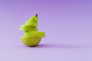 creatief fruit samenstelling gemaakt met vers gestapeld Peer plakjes Aan pastel paars achtergrond. minimaal indeling. natuur concept. Peer stijlvol. foto