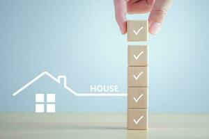 huis buying checklist en hand- Holding compleet controleren markering. bedrijf en financieel, huren een echt landgoed, herfinancieren, huis aankoop, lening, belasting, hypotheek, Bedrijfsmiddel beheer en eigendom investering. foto