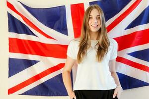 jong vrouw met vlaggen van Engels sprekend landen foto