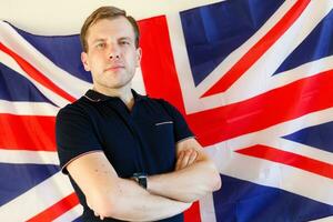 portret van een jonge man tegen de Britse vlag foto