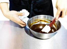 chef-kok koken, chef-kok bereiden van voedsel in de keuken foto